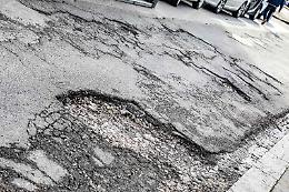 Strade piene di buche, le Acli provano a smuovere la giunta Coletta