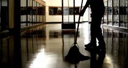 La Cgil: "Lavoratori pulizia nelle scuole senza stipendi e senza contributi"