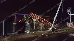 Forti raffiche di vento a Latina, alberi caduti e tetti scoperchiati