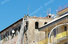 Terracina, crolla un cornicione in centro per il vento: traffico in tilt