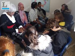 I giovani cronisti della scuola Tasso intervistano i migranti