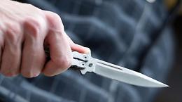 Dopo una lite accoltella il compagno della madre, fermato per tentato omicidio