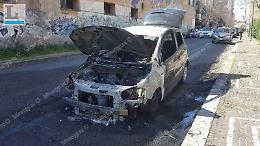 Momenti di paura in centro, un'auto prende fuoco vicino al mercato annonario