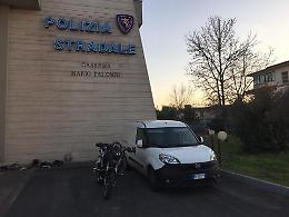 Rinvenuti in strada furgone e moto rubati: le indagini della polizia stradale