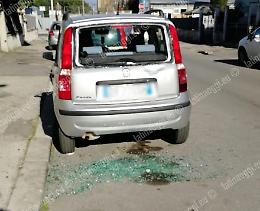 Sbaglia la manovra, centra due auto parcheggiate e poi fugge via