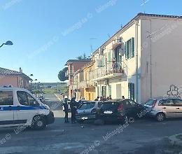 Incidente in via Lombardia, le auto finiscono contro il muro di una casa