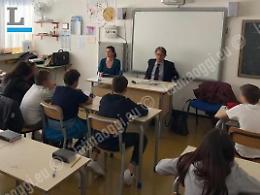 I giovani cronisti della Scuola Tasso intervistano assessori e commercianti