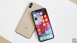 Mette in vendita 2 iPhone Xs, ma l'acquirente lo truffa: compra con soldi falsi