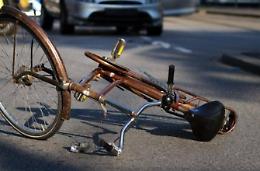 Investe un uomo in bicicletta, giovane nei guai: positivo all'alcol