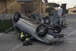 Incidente a Casalazzara, la Golf si ribalta: due feriti