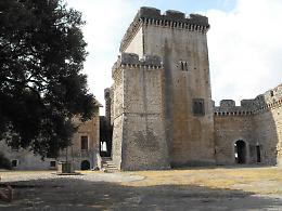 Consapevolezza dell'autismo, il Castello di Sermoneta si tinge di blu