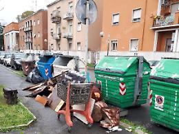 Latina, i rifiuti in pieno centro: degrado e inciviltà sotto gli occhi di tutti