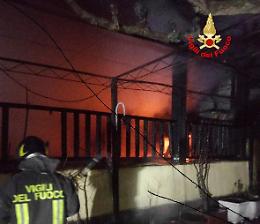 Incendio nella notte alla veranda di un albergo a Monte San Biagio