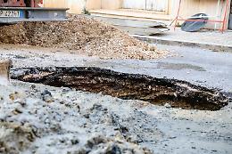 Si apre una voragine  in via Oslavia, strada chiusa al traffico