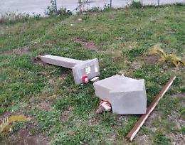 Vandali al parco di via Grecia, distrutta la statuetta della Madonna