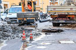 Il cedimento in Via Oslavia causato dalla rottura di un collettore fognario