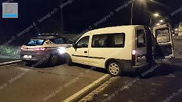 I ladri in fuga speronano la polizia, recuperata la cassaforte del Conad