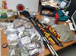 Soldi, armi e droga in un box, spacciatore 41enne arrestato dalla polizia