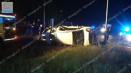 Incidente nella notte a via Piave: trauma cranico per uno dei quattro giovani
