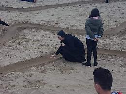 Terracina, biglie da spiaggia che passione: conquistano pure suor Maria Pia