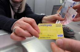 Ruba una carta Postepay e fa prelievi per 1000 euro: denunciato