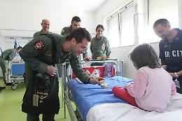 Il personale del 70° Stormo in visita al reparto di Pediatria del Goretti