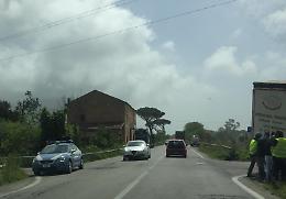 Terracina, Tir imbocca il ponticello e si incastra. Paura e caos sull'Appia