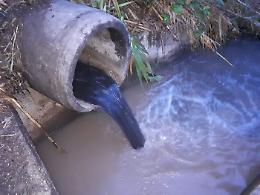 Acqua scura nel fosso Carrocetello, via ai sopralluoghi della polizia locale