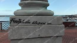 Imbratta il monumento Umberro I a Formia, denunciato un giovane