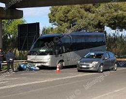 Brutto incidente all'incrocio: vespa finisce contro pullmino