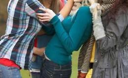 L'aggressione delle bulle: "Nana schifosa" e scatta il pestaggio