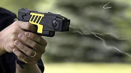 Niente taser per la polizia locale: il Comune non vuole dare l'ok