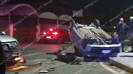Incidente tra due auto in via Selciatella, una si ribalta