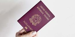 Girava con un passaporto contraffatto e scaduto. Denunciato