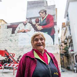 Un murales per la signora Marisella, la "star" di via Indipendenza