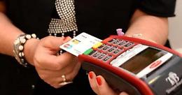 Rubano carte di credito e fanno acquisti, arrestati due algerini
