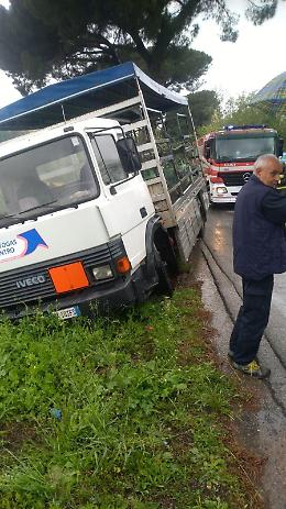 Incidente sulla Pontina Vecchia, fuori strada un camion carico di bombole gpl