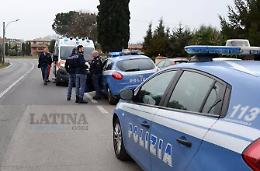 Minaccia di morte la compagna e aggredisce gli agenti con una pietra
