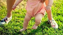 Deambulazione "Mio figlio cammina con i piedi storti", parola all'esperto