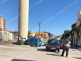Incidente in via Galilei, auto sbanda e finisce contro la recinzione