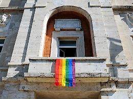 No all'omofobia, i Comuni di Aprilia e Latina espongono la bandiera arcobaleno