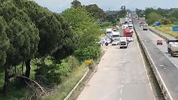 Camion fuori strada sulla Pontina, strada chiusa in direzione Roma
