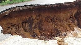 Terracina, si rompe un tubo: nuova voragine su via Lungo Sisto