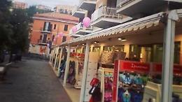 Terracina, furto lampo da Bum. Rubata la borsa alla titolare: caccia al ladro