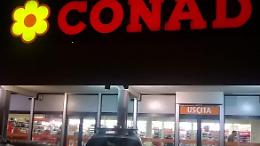 Aggredisce due commessi del Conad