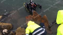 Dai fondali di Formia emerge di tutto: barche e sanitari