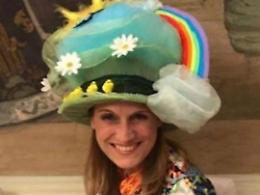 Il cappello di Natalia Parisella sfida lo spreco. La creazione dell'architetto di Fondi