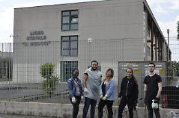 &laquo;Iniziamo da me&raquo;, i giovani volontari ripuliscono gli istituti superiori