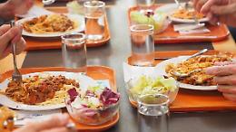 Mense al ribasso, i lavoratori scendono in piazza per protestare