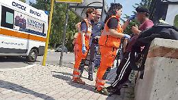 Studente accerchiato e picchiato dai bulli alla fermata del bus